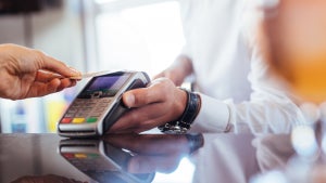 Statt Pin-Eingabe: Samsung integriert Fingerabdruckscanner in Kreditkarten