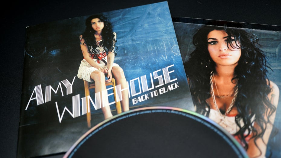KI schreibt Lieder, die von Amy Winehouse oder Jimi Hendrix kommen könnten KI schreibt Lieder, die von Amy Winehouse oder Jimi Hendrix kommen könnten