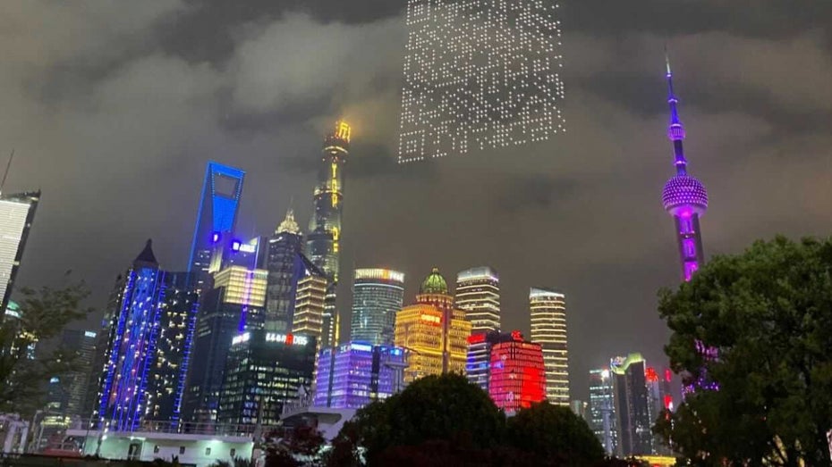 Am Ende der Präsentation schmückt ein gigantischer QR-Code den Nachthimmel. (Foto: John Lester/ Twitter) Werbung der Zukunft: 1.500 Drohnen zeichnen gigantischen QR-Code in den Nachthimmel