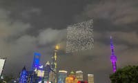 Werbung der Zukunft: 1.500 Drohnen zeichnen gigantischen QR-Code in den Nachthimmel