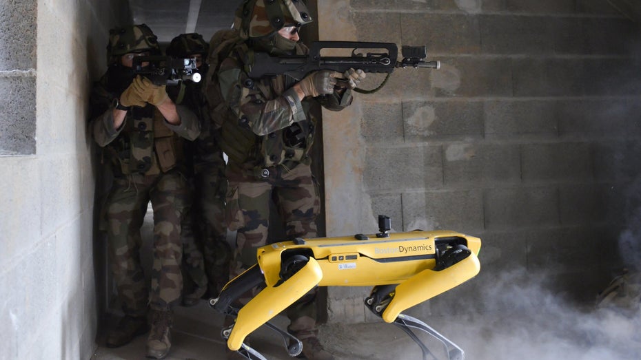 Soldaten beim Häuserkampf in Begleitung des Roboterhunds. (Foto: Groupe Sipa) 