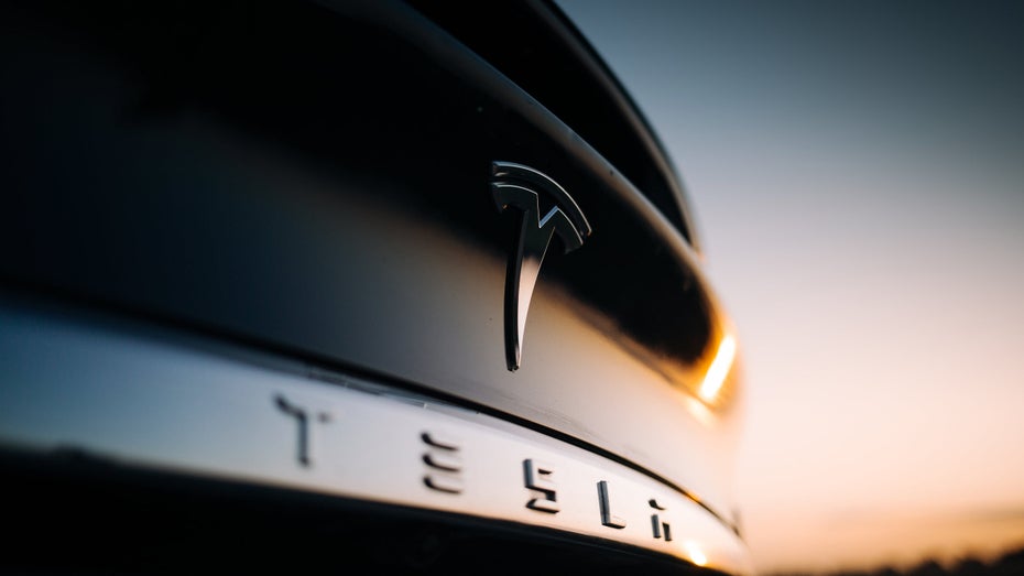 Starinvestorin Cathie Wood stößt 350.000 Tesla-Aktien ab