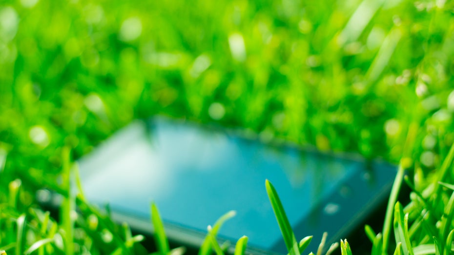 Wie grün sind Smartphones wirklich? (Foto: ibande / Shutterstock) Mobilfunkanbieter führen Umwelt-Rating für Smartphones ein