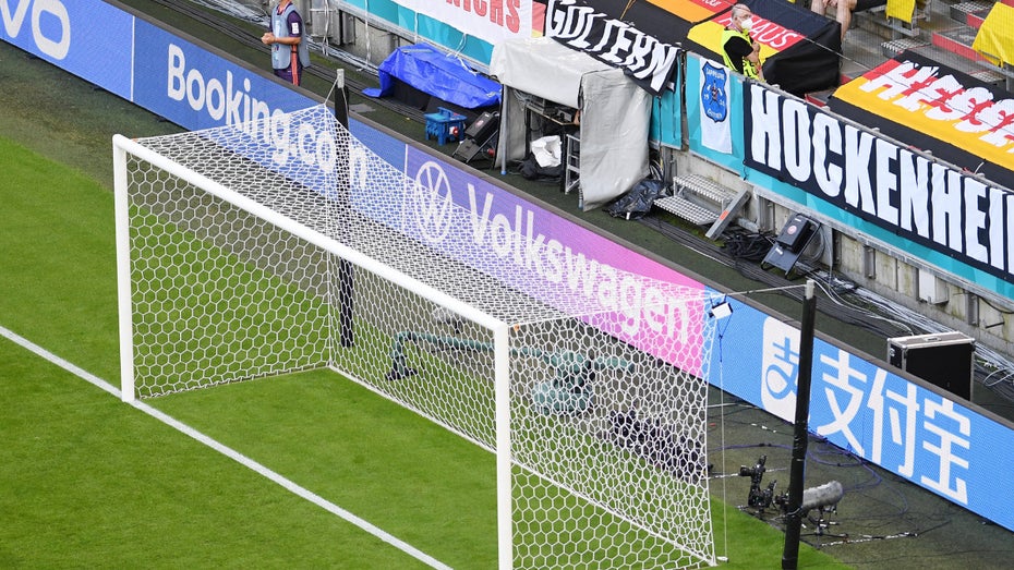 Selbes Spiel, andere Werbung? Bandenwerbung beim Fußball ist nicht überall gleich Selbes Spiel, andere Werbung? Bandenwerbung beim Fußball ist nicht überall gleich