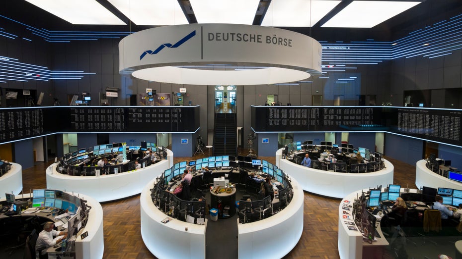 Tezos, Polkadot und andere Altcoins jetzt via ETN an der Deutschen Börse handelbar. (Foto: Video Media Studio Europe/Shutterstock) Polkadot, Stellar und Tezos: Bitcoin-Rivalen via ETN an der Deutschen Börse handelbar