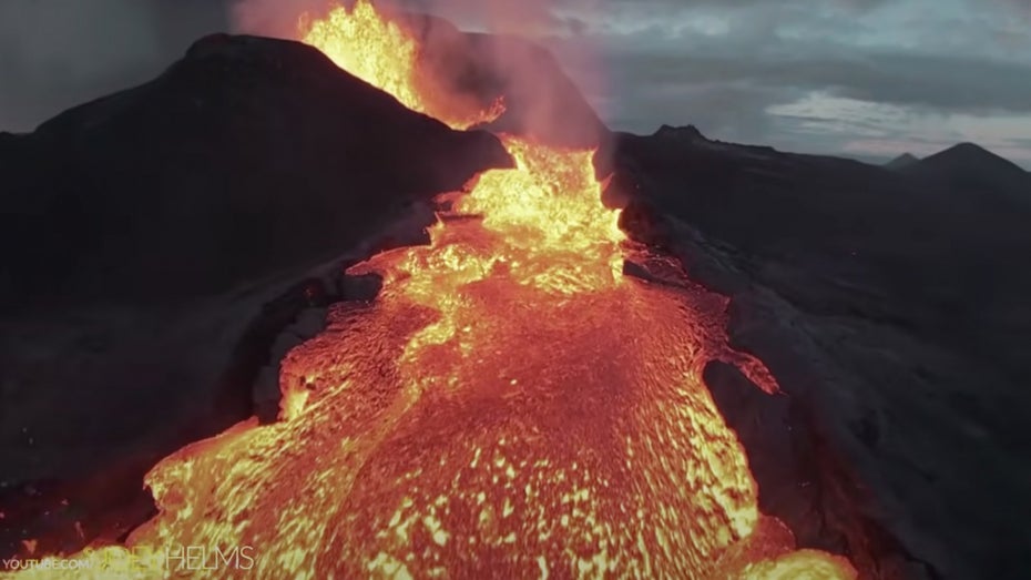 Beeindruckende Aufnahmen einer Drohne, die in ausbrechenden Vulkan crasht