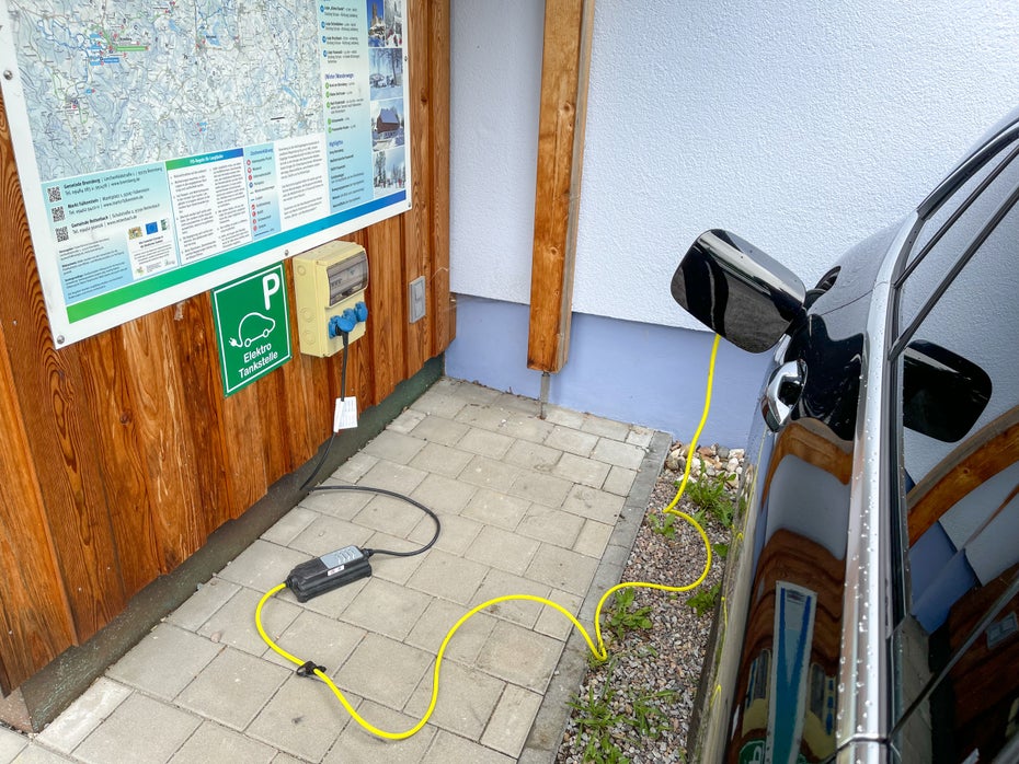 Urlaub mit dem Elektroauto – Elektro Tankstelle mit Schuko-Steckdosen