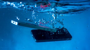 Smartphone ins Wasser gefallen: Was tun bei Wasserschaden am Handy?