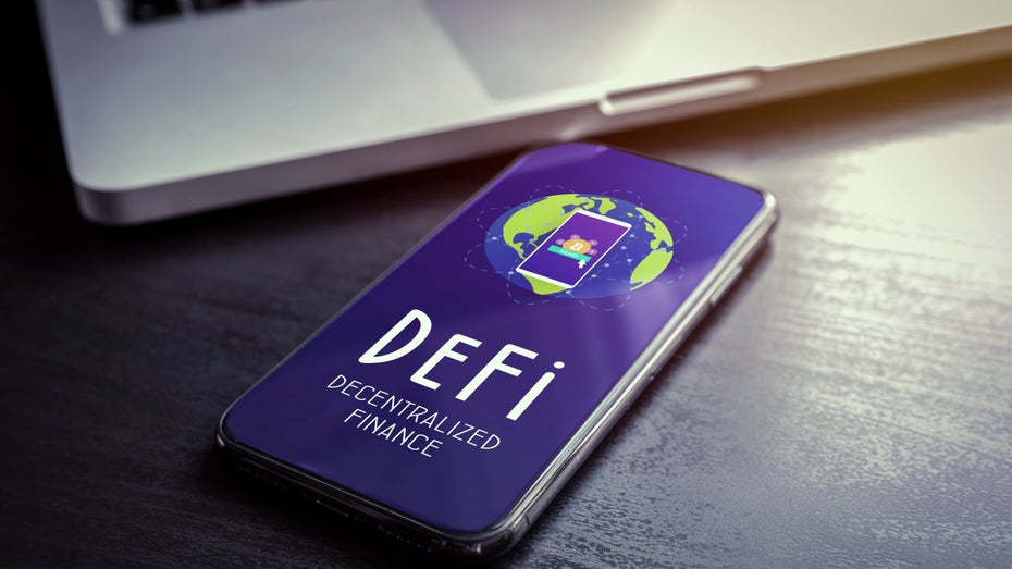 Defi: Geldsegen für Compound-Community. (Foto: BestForBest/Shutterstock) Bug: Defi-Protokoll Compound schickt Nutzer:innen aus Versehen 90 Millionen Dollar