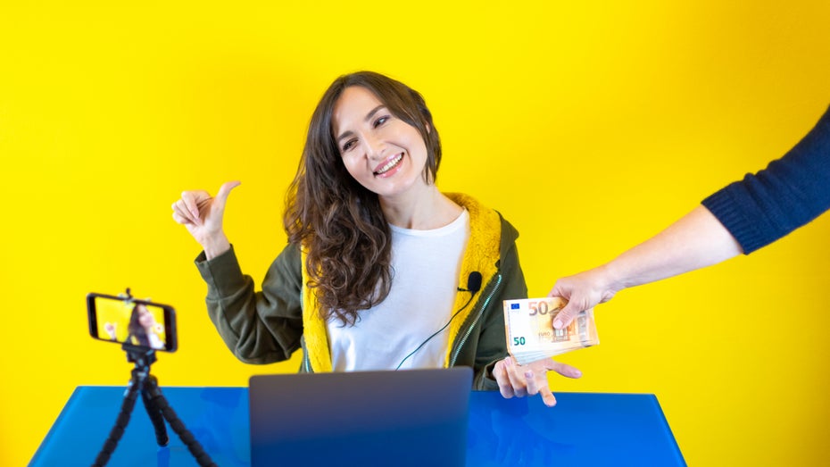 Die Einnahmen für Influencer sollen steigen, damit Facebook in zwei Jahren damit Kasse machen kann.
(Foto: Alina Rosanova/ Shutterstock.com) Facebook kündigt Boni für Influencer an – und will ab 2023 Provisionen von ihnen