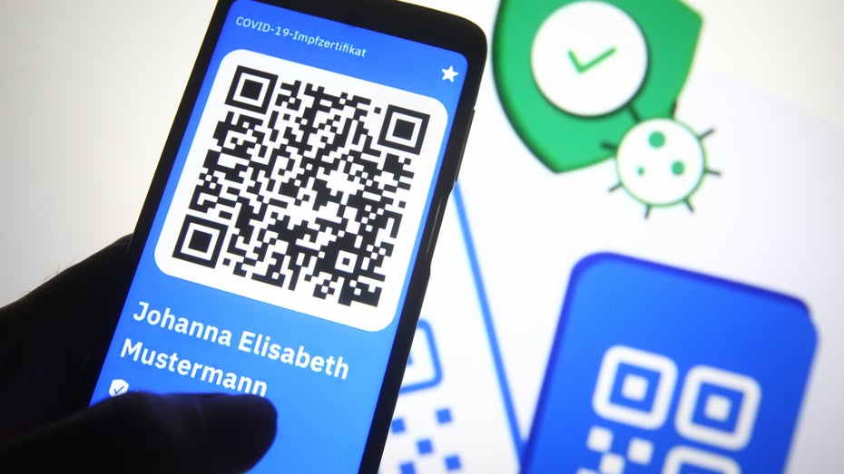 Der digitale Impfnachweis wird per QR-Code auf das Smartphone geladen (Foto: Shutterstock) Digitaler Impfnachweis: Wir sprechen über Funktion und Menschen ohne Smartphone