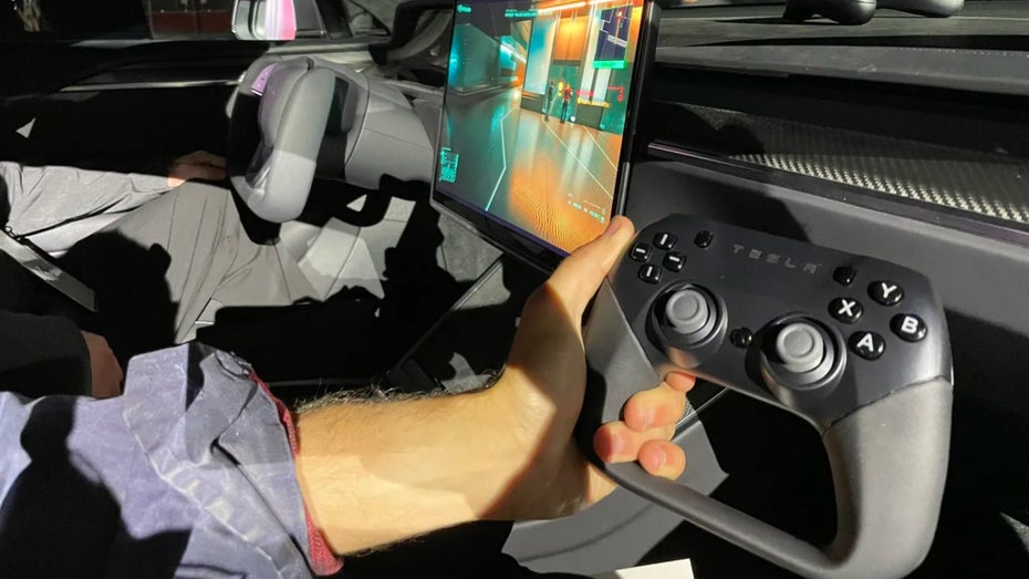 Tesla liefert einen speziellen Controller aus, um im Model S und X zocken zu können. (Foto: Paul Spivak / Reddit) „Tesla Arcade“: Musk will Steam-Spiele in Teslas Autos integrieren