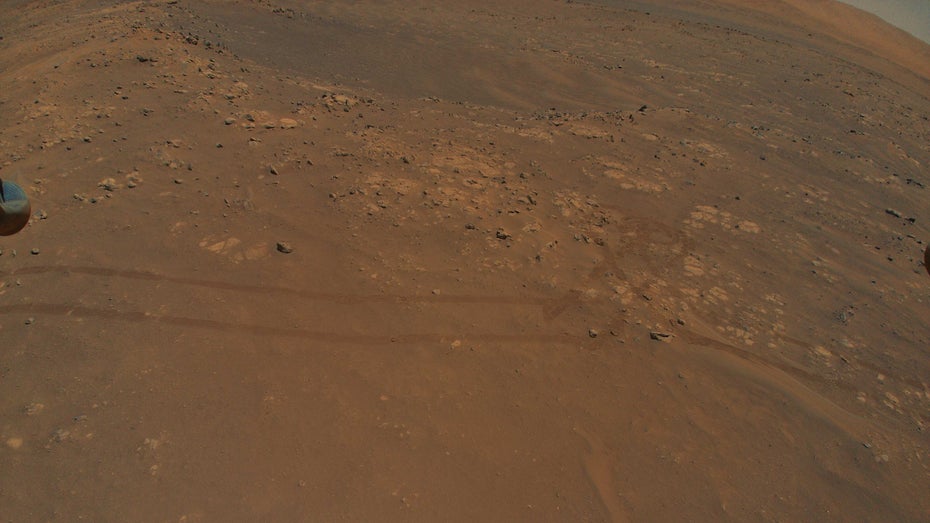Wer genau hinsieht, kann ein Herz erkennen, das der Rover im Marssand hinterlassen hat. (Foto: Nasa/JPL-Caltech)