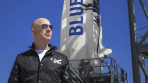 Bezos bedankt sich bei Amazon-Angestellten und Kunden, die seinen Flug ins All „bezahlten”