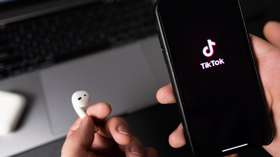 Smartphone mit Tiktok-Startbildschirm