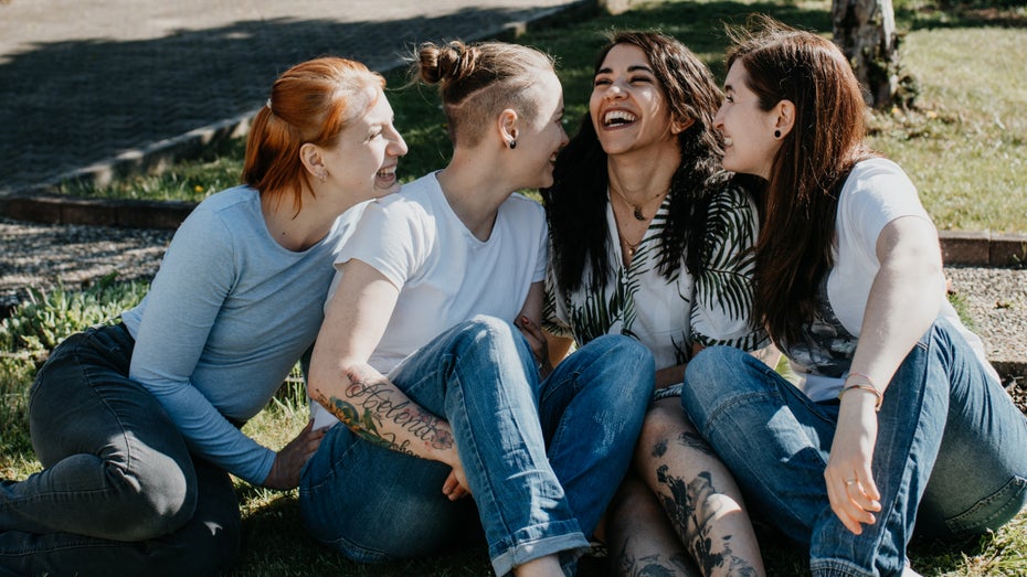 Viviane, Julia, Elena und Lara gestalten ihre Alltag mit Kindern und Karrieren mit klaren Strukturen – und viel Freude. (Foto: Elena F. Barba) Mama hoch 4: Kind und Karriere in polyamoren Ehen