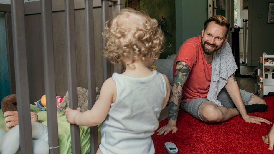 Frohnatur: Kevin strahlt vor Freude über Knöpfchen. Im Sommer 2021 ist er in Elternzeit gegangen. (Foto: Cindy & Kay Fotografie) 2 Väter: Wenn Papa von karriere- zu familienorientiert wechselt