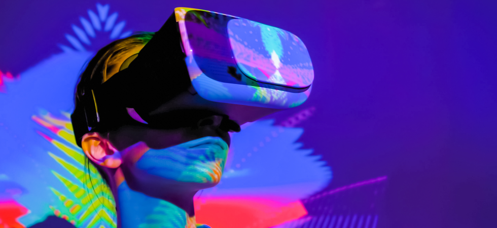 Eine Frau mit VR-Brille