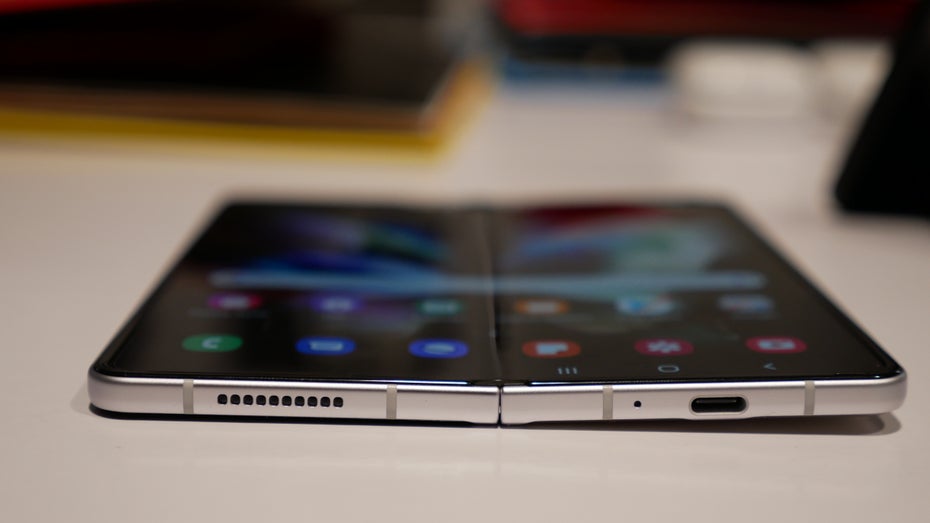Auch beim Samsung Galaxy Z Fold 3 ist die Falte in der Displaymitte noch vorhanden, stört bei der Nutzung aber nicht. (Foto: t3n)