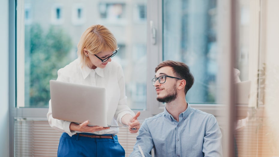Durch Feedback wird nicht nur das Produkt auf die Anforderungen der Kund:innen zugeschnitten, sondern auch die Kundenzufriedenheit erhöht. (Foto: Suteren / shutterstock) Wie du mit Kundenfeedback dein Produkt optimieren kannst