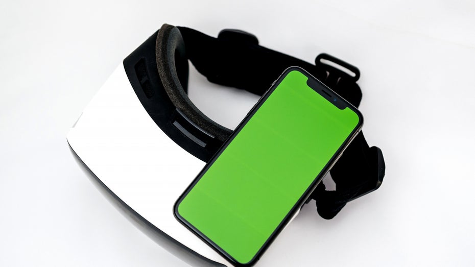 Zunächst könnte das Headset mit dem iPhone und dem iPad zusammenarbeiten, vermuten Experten. Es könnte aber auch ein unabhängiger Betrieb geplant sein, meinen andere. (Bild: Hadrian/ Shutterstock) Aus rOS wird xrOS: Apple benennt angeblich geheimes VR/AR-Betriebssystem um