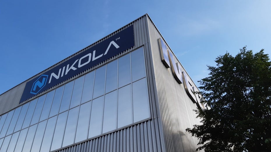 Nikola baut mit dem italienischen Iveco-Konzern Lkws in Ulm. Das entsprechende Werk ist gerade fertig geworden. (Foto: Nikola) Hamburger Hafen bestellt E-Trucks bei Iveco und Nikola in Ulm