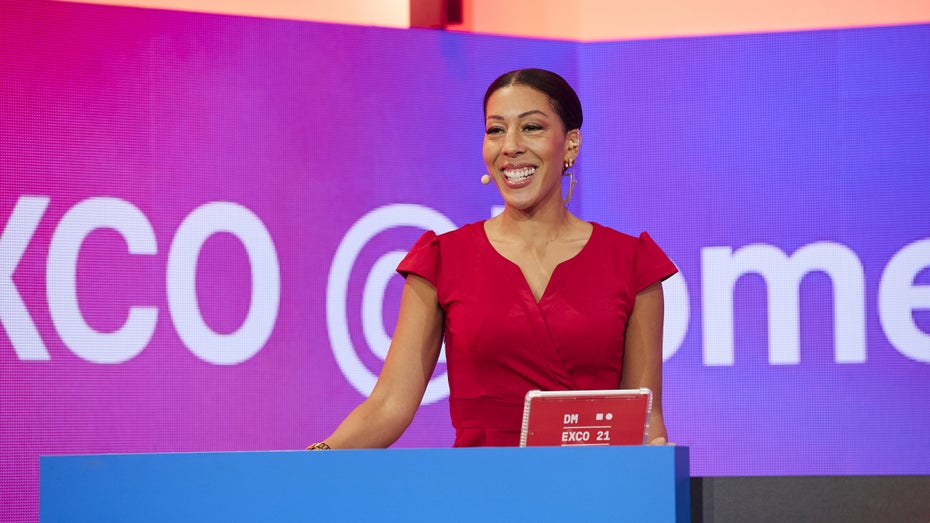 Auf der Dmexco gab es elf Stages mit Programm zu allen Themen rund ums Onlinemarketing – hier zu sehen ist Jennifer Sarah Boone, die eine davon moderierte. (Foto: Koelnmesse / Dmexco) Jennifer Sarah Boone moderierte eine Stage der DMEXCO.