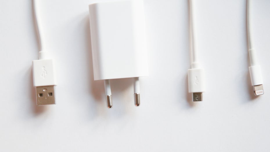 Die EU fordert einheitliche Ladegeräte. (Foto: Anna Potiavina / Shutterstock) Ein Kabel für alle: EU-Kommission will einheitliche Handy-Ladebuchsen