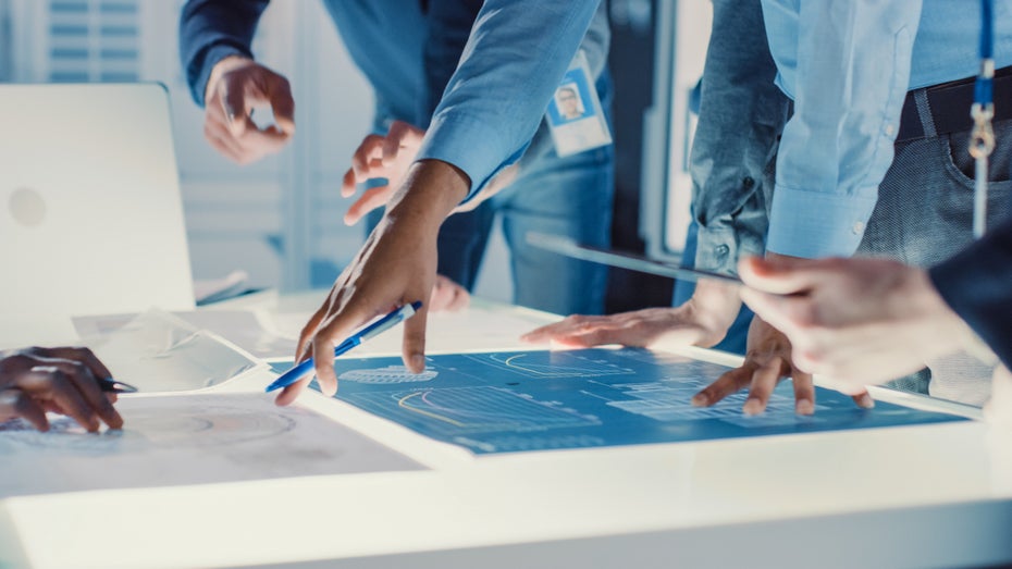Solution-Engineers unterstützen im Vertriebsprozess ihre Kollegen aus der Sales-Abteilung bei der Gewinnung von Kunden. (Foto: Solution-Engineer / shutterstock) Was macht eigentlich ein Solution-Engineer?
