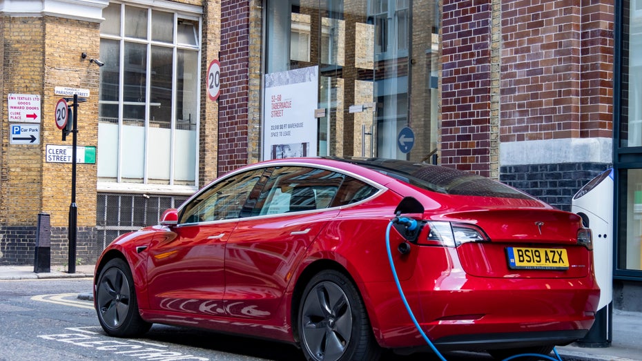 Kein seltenes Bild in Großbritannien. (Foto: Willy Barton / Shutterstock) Benzinmangel auf der Insel: Briten googeln wie verrückt nach E-Autos