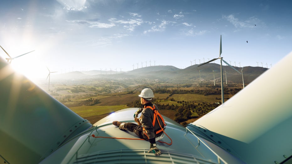 Techniker:innen für Windturbinen-Service gesucht. (Bild: Oleksii Sidorov/Shutterstock) Jobs der Zukunft: Diese Berufe sind bis 2030 am gefragtesten