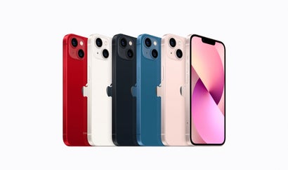 Alle Farben des iPhone 13 nebeneinander.