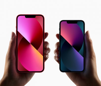 Die beiden Größen des iPhone 13 im Vergleich nebeneinander in der Hand gehalten.