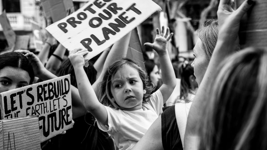 Klimaprotest. (Foto: 19bProduction / Shutterstock.com) Verbrenner verbieten und gegen Lobbyisten bestehen: In diesem Game werdet ihr Klimakanzler:in