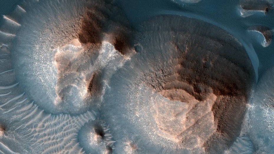 Keine Asteroiden: Wahrer Ursprung vieler Gesteinsbecken auf dem Mars entdeckt Keine Asteroiden: Wahrer Ursprung vieler Gesteinsbecken auf dem Mars entdeckt