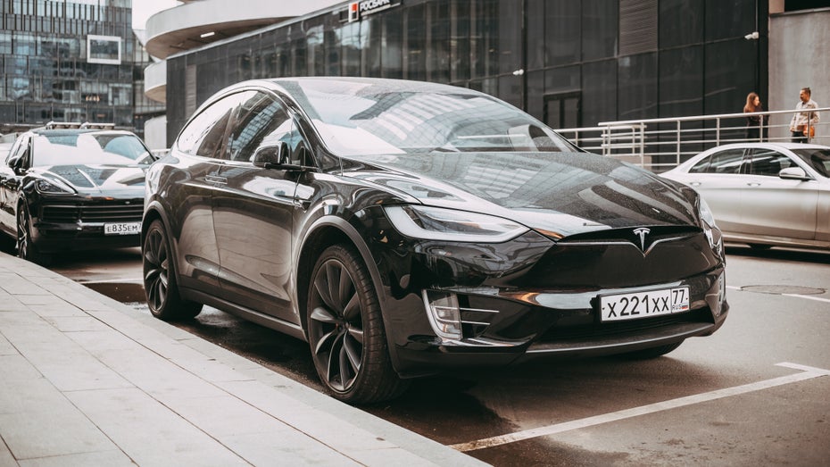 Ein Tesla Model X parkt in Moskau. Die Fahrzeuge sind offiziell dort nicht erhältlich. (Foto: Haggardous50000/ Shutterstock) Elon Musk dementiert Tesla-Gigafactory nahe Moskau