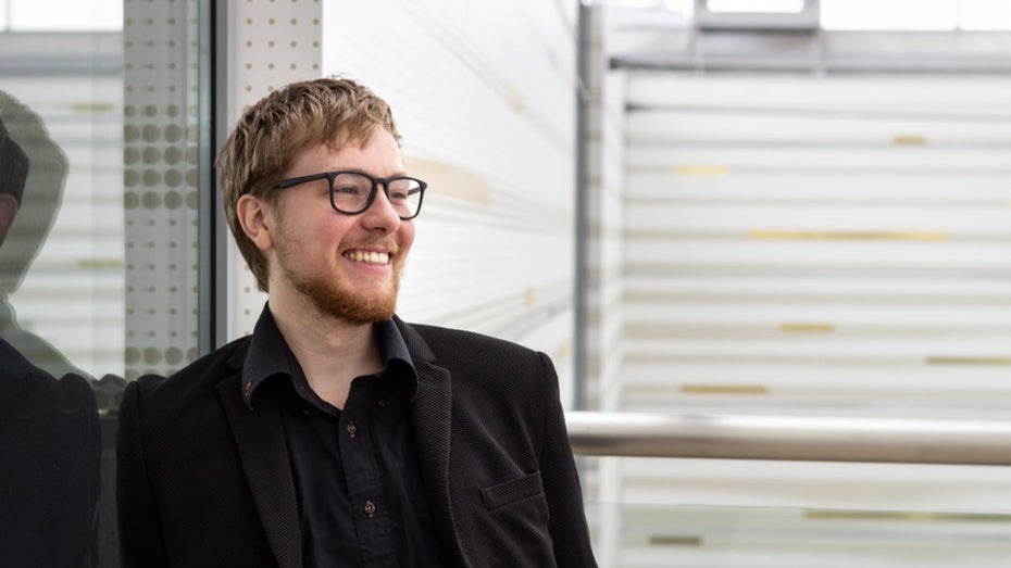 Thomas Laschyk ist Gründer und Chefredakteur beim Volksverpetzer – und hat mit Hetze nicht nur auf Social Media zu tun. (Foto: Thomas Laschyk / Ylva Bintakies) Trolle und Hass im Netz: So gehen 3 Community-Manager:innen damit um