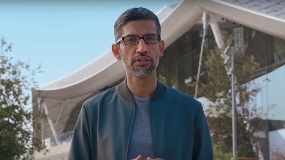 Google-Chef Sundar Pichai erklärt in einem Video, wie der Konzern etwas gegen den Klimawandel tut. (Screenshot: Youtube/Google/t3n) Google: Mehr Nachhaltigkeit für Maps, Travel und Co.