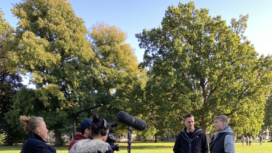 Dreh in Hannover: Das Cineteam filmt Create-F-Teilnehmerin und Gründerin Valerie Vaske (rechts) mit Mitgründer Kurt Merbeth (2. von rechts) im Welfengarten hinter der Leibniz Universität. Franziska Pohlmann (links) führt Regie. (Foto: Create F) „Einfach Dinge machen“: Ein Blick hinter die Kulissen von Create F