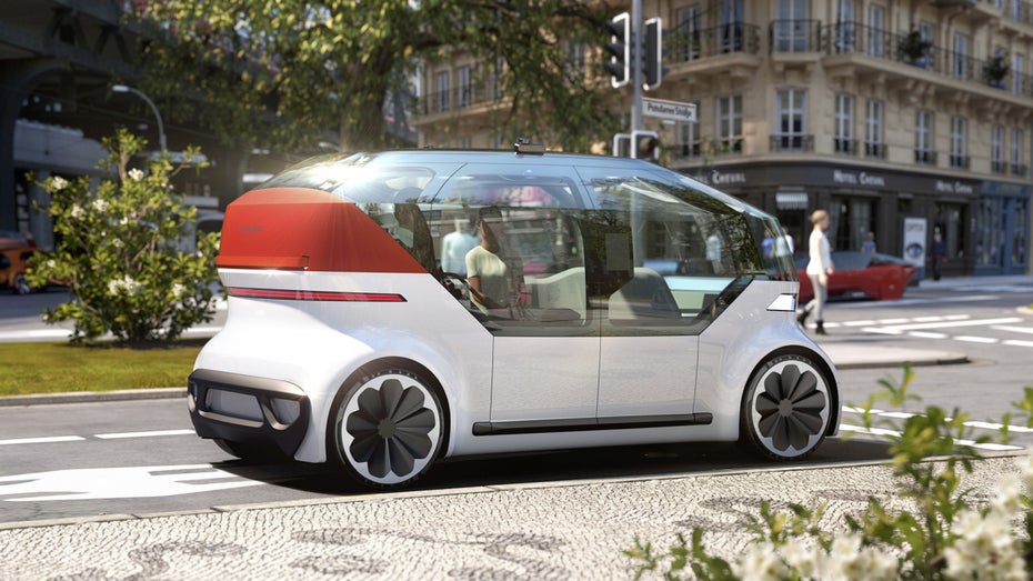 Das autonome Gefährt erhielt aufgrund der Glasoptik schon den Beinamen Schneewittchensarg. (Bild: VW) VW One Pod: Robotaxi-Studie zeigt Mischung aus Papamobil und Schneewittchensarg