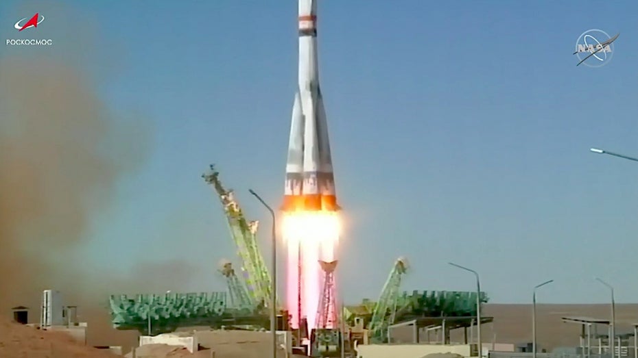 Start der Sojus-Rakete mit Filmcrew an Bord. (Screenshot: Roskosmos/ Nasa, t3n) Russland schlägt USA: Filmcrew in Richtung ISS gestartet