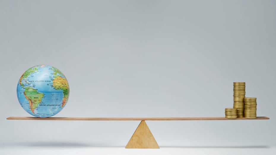 Worldcoin soll das Geld auf der Welt gerecht verteilen. (Bild: pogonici / Shutterstock) Worldcoin: Universelles Grundeinkommen durch einen Augenscan
