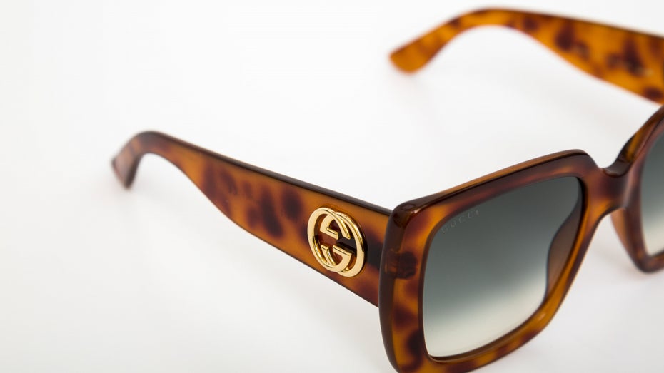 Gerade bei Marken-Sonnenbrillen werden gerne Fälschungen im Netz angeboten. (Foto: Camera Rules / Shutterstock) Real oder Fake? E-Commerce fördert Handel mit gefälschten Waren