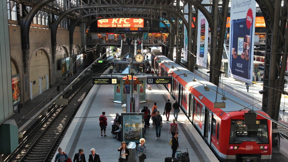 Hamburg Hauptbahnhof. (Foto: Tupungato / shutterstock) Bahn feiert Premiere: Erste vollautomatische S-Bahn in Hamburg gestartet