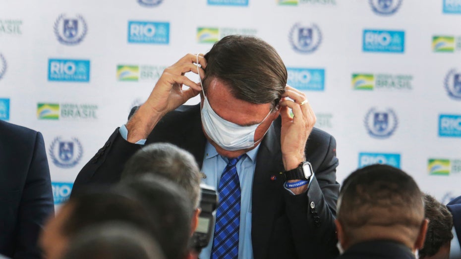 Zum Wegschauen: Präsident Bolsonaro verbreitet weiter fleißig Verschwörungstheorien. (Foto: Antonio Scorza / Shutterstock) Facebook löscht Video: Bolsonaro behauptet, Impfungen würden AIDS übertragen