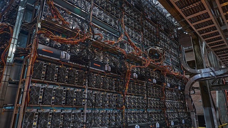 Bitcoin-Mining-Hardware im Erdgaskraftwerk. (Foto: Greenidge Generation Holdings/Twitter) Bitcoin-Mining mit Strom aus Erdgaskraftwerk: Umweltschützer:innen alarmiert