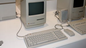 Mit Unterschrift von Steve Jobs: Macintosh Classic II wird versteigert