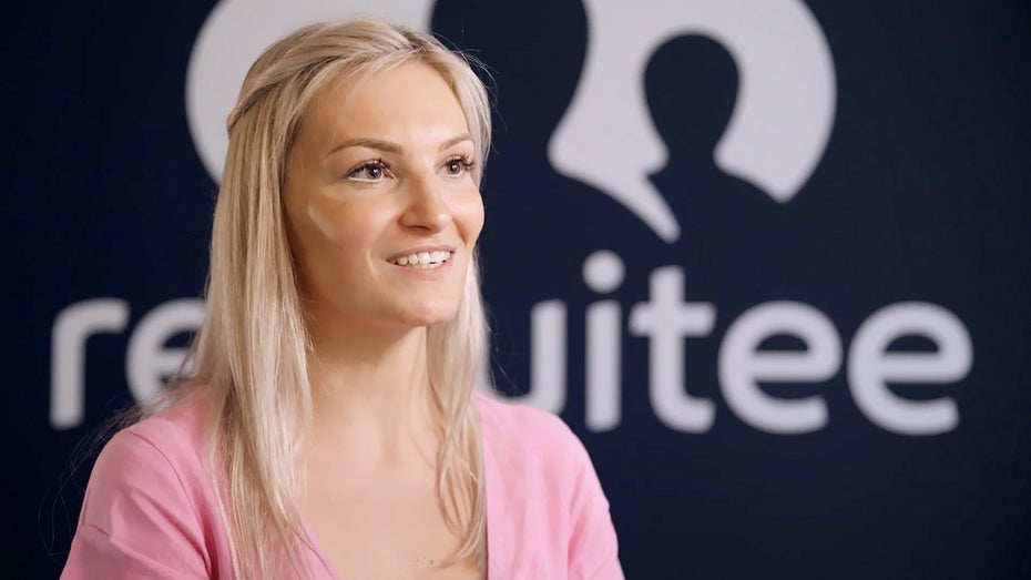 „Humor ist die beste Führungskompetenz“ – Rebecca Clarke von Recruitee „Humor ist die beste Führungskompetenz“ – Rebecca Clarke von Recruitee
