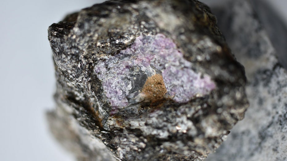 Rubin mit Graphit-Einschluss. (Bild: University of Waterloo) 2,5 Milliarden Jahre alter Rubin offenbart Spuren von Leben