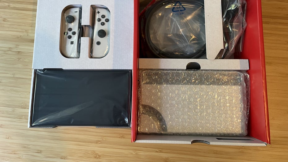 Das Unboxing der Nintendo Switch OLED. 